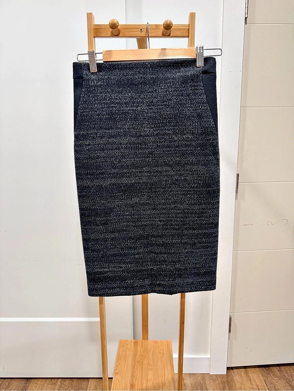 Judith & Charles Midi Skirt in Black Size 6 Like New